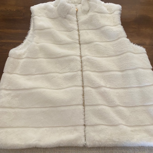 Crown and Ivy white fur vest - Picture 6 of 9